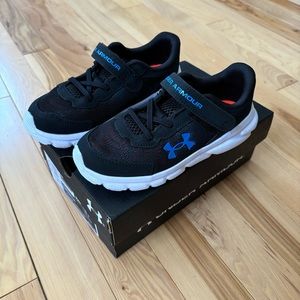 NIB Under Armour Assert 9 AC Boys size 10